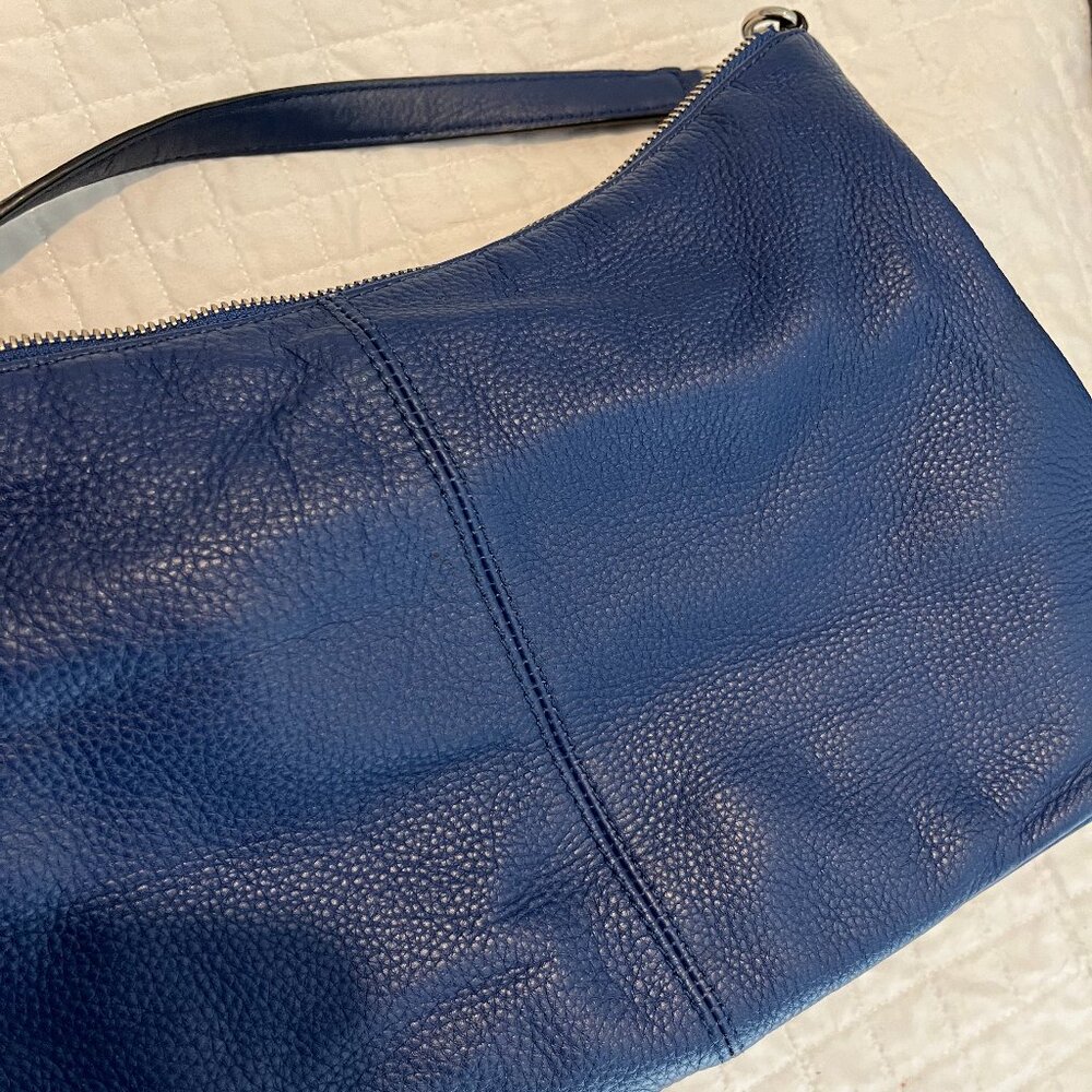 - CALVIN KLEIN LEATHER BLUE SHOULDER BAG